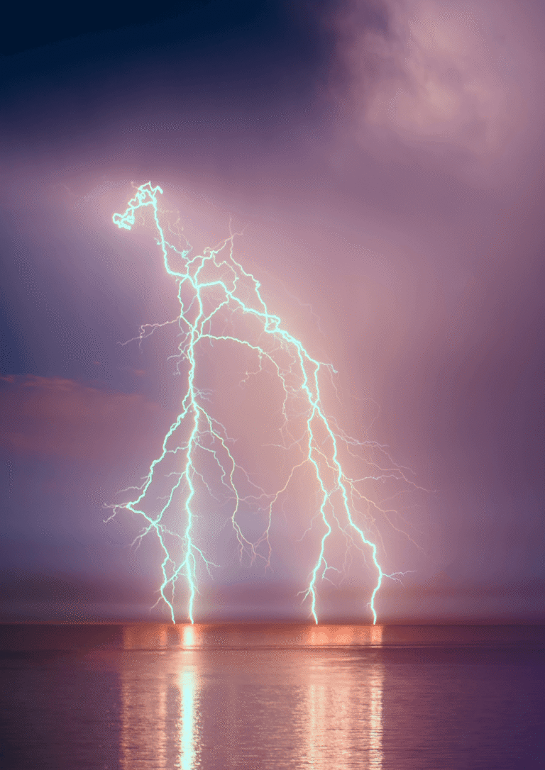 Tempestade com raios e nuvens sobre a água